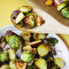 RECETA DE COLES DE BRUSELAS CON MANZANA