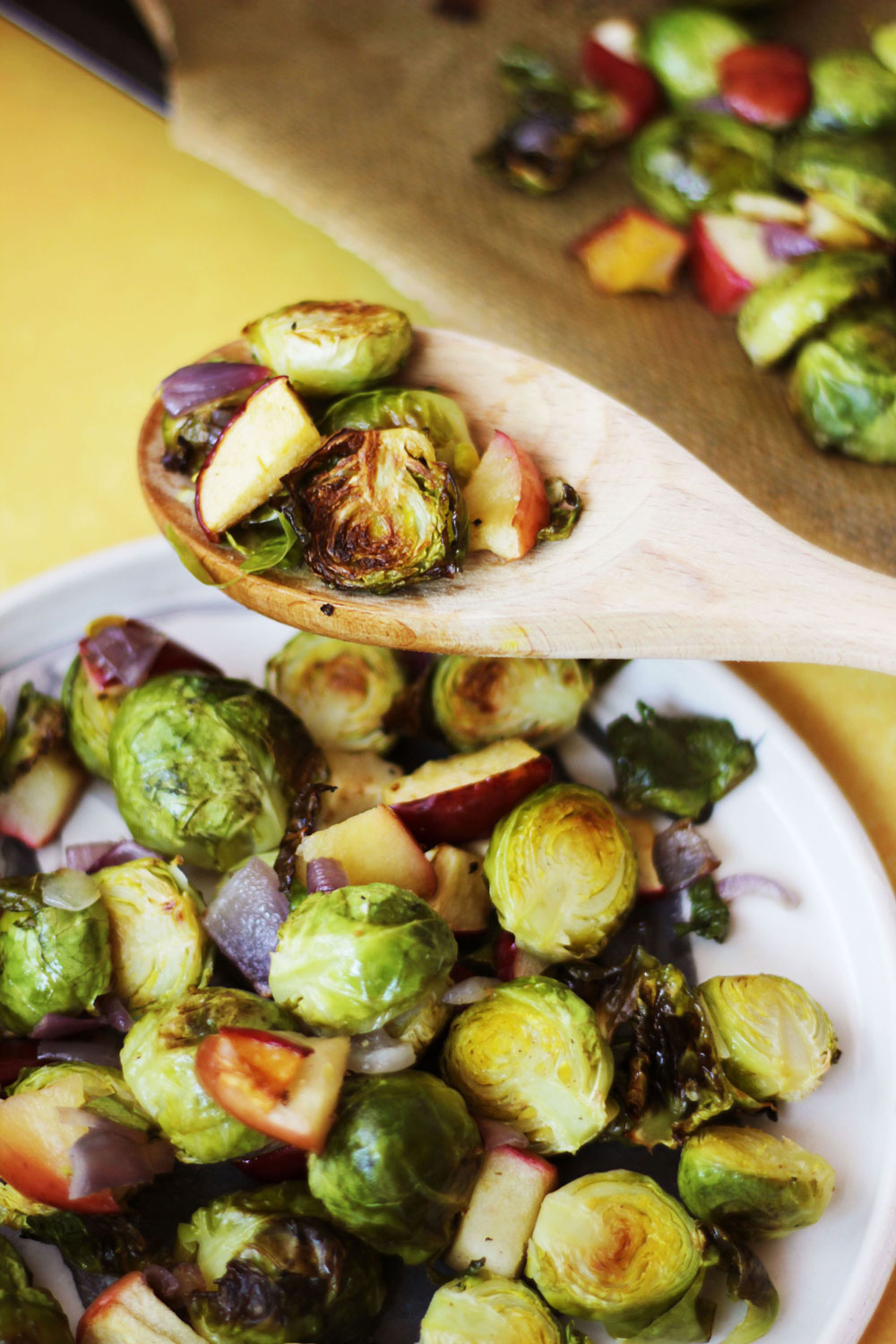 RECETA DE COLES DE BRUSELAS CON MANZANA - Platillo Crocante